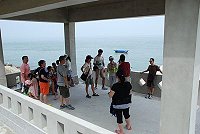 　「大坵生態之旅」七月四日啟航，眾人爭睹梅花鹿的丰采。（圖：連江縣北竿鄉公所提供）