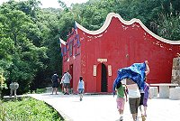 　「大坵生態之旅」七月四日啟航，眾人爭睹梅花鹿的丰采。（圖：連江縣北竿鄉公所提供）
