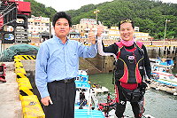 　台灣水上摩托車協會橫渡海峽直航馬祖挑戰成功！觀光局長曹爾元等人專程到碼頭迎接「八壯士」的到來，稱讚他們的過人勇氣。（圖／文：曹重偉）