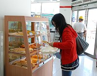 　清水7-11現做麵包出爐，口味變化多，提供消費者更多選擇。（圖／文：劉秋月）