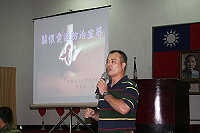 　台灣露德協會社團法人蔡黃雄社長日前假梅石中正堂作愛滋病巡迴宣導，強調愛滋病是不會透過肢體的觸碰感染，應時常關懷愛滋病患者，提倡固定性伴侶，防治愛滋病的傳播。（圖／文：張瑞洲）