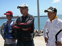 　東引鄉全國磯釣比賽，前三名是周忠仁（右）、王興仙（中）、王品棟。（圖：鄉公所提供）