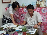 縣府主計室主任劉羽茵公餘認真畫作,即日起南竿機場咖啡展出。(圖:芙蓉海畫會提供)