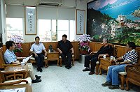 　縣長陳雪生接獲民眾陳情，針對地區食品店用油安全存有疑慮，昨召集相關單位開會，衛生局長表示已於上週完成全縣第一波食品店用油抽檢，陳雪生另要求消保官每月中旬進行定期檢查，並將檢查結果公布於馬祖日報。（圖／文:劉秋月）