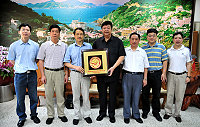 　福州市馬尾區經濟文化交流合作中心首次取道兩馬小三通赴台參訪，團長馬尾書記鄭有光拜會縣長陳雪生並致贈「金線雕」做為紀念品。（圖／文：曹重偉）
