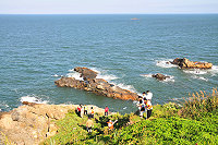　居住復興村的大陸鄉親林永灶疑似發生落海意外失蹤，消防局接獲家屬報案後由局長徐文明親率警消、海岸巡支援人力，前往失蹤點二六據點附近展開海陸大搜索。（圖／文：曹重偉）