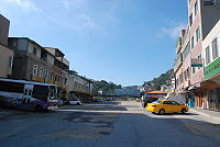南竿山隴廣場將進行一系列鄉街景觀改善,同時將澈底檢視廣場下方近四十年的老舊排水系統。(圖/文:邱竟瑋)