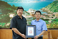 　馬祖岸巡大隊長陳文芳即將調任北巡局秘書，縣長陳雪生表達遺憾，肯定其在馬二年五個月任內的貢獻，並致贈榮譽縣民證。（圖／文：劉秋月）