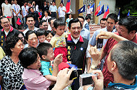 　總統馬英九昨抵馬展開參選說明會及黨主席選舉拜票行程，受到鄉親們的熱情歡迎，還帶孩子請馬總統抱抱「加持一下」，人氣相當旺。（圖／文：曹重偉）