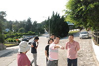 因應路面改善,縣府工務局邀集馬港路面下相關管線單位會勘,議員李金梅要求一併改善截水溝阻塞問題。(圖/文:邱竟瑋)