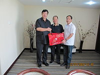 　縣長陳雪生代表馬祖鄉親致贈紀念品給福州市長鄭松岩，感謝他任內在小三通的卓越貢獻，在場的還有副議長陳貴忠代表議長表示祝福。（圖：連江縣政府建設局提供）