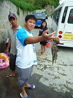 　2009莒光花蛤節，西莒遊客親身體驗捉章魚、挖花蛤，收穫心情歡樂無比。（圖／文：陳樂團）