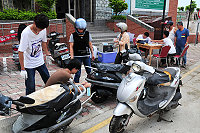 　環保局汽機車排氣檢驗南竿場次於介壽村老人活動中心前舉行，吸引民眾陸續開車前往接受檢測，現場秩序良好。（圖／文：曹重偉）