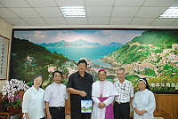 　天主教台北總教區總主教洪山川拜會縣長，表達對鄉親的感謝之意。（圖／文：邱竟瑋）