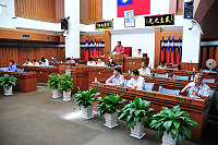 　縣議會第四屆第七次臨時大會正式開議，首日進行議案審查，由議長陳振清致開議詞及主持一讀會。（圖／文：曹重偉）
