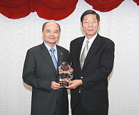 立榮航空第四度蟬聯「金翔獎」,民航局長李龍文於昨日頒發金翔獎,由立榮航空董事長蘇宏義代表受獎。(圖:立榮航空公司提供)