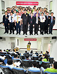 馬祖地區首次舉辦「2009兩岸中醫業務交流研討會」,邀請兩岸多位中醫師權威專程來馬共襄盛舉,縣長陳雪生在開幕式上專程到場致意,並與全體參加人員合影留念。(圖/文:曹重偉)