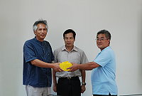 　中正國中小昨天舉行校長交接典禮，原校長陳元利退休後，將由教導主任王連發擔任代理校長一職。（圖／文：劉秋月）
