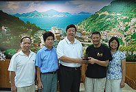 　縣長陳雪生昨致贈李小石「馬祖之光」獎牌，代表馬祖人的毅力與精神，李小石確實是名副其實的馬祖之光。（圖／文：劉秋月）