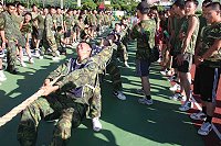 指揮官鄭中將主持防區「體育季」,並舉辦為期一週的拔河比賽,在激烈緊張的比賽過程中,最後冠軍終於在七月三十一日出爐,由兩棲連獲得第一名的殊榮,第二名則為工兵連,並由鄭中將親自頒獎。(圖/文:林忠和)