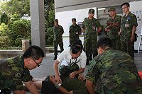 指揮官鄭中將率群、營級部隊長前往馬祖野戰醫院,觀看中暑防治暨毒蛇咬傷處置作為示範,讓單位主官了解處置流程,藉此確保部隊安全,最後並和勞苦功高的醫療團隊於院前合影。(圖/文:黃俊智)