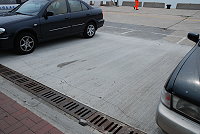 　福澳碼頭寬頻工程完成後，停車格模糊或消失不見，有民眾抱怨大家都亂停車；交通局表示，將要求施作廠商重新劃設。（圖／文：劉秋月）