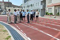 　塘岐運動場跑道再度出現隆起現象，副縣長及教育局等單位與北竿各界進行現勘。（圖／文：陳鵬雄）