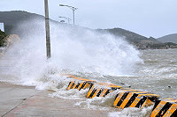 　受中度颱風「莫拉克」外圍環流影響，地區昨天一整天強風不斷，福澳港受到大潮影響，波浪打上岸高度超過五公尺，相當驚人，呼籲民眾勿接近海邊以策安全。（圖／文：曹重偉）