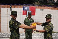 參謀長張將軍於日前主持通資連主官交接佈達典禮,並要求防衛部各部門幕僚進行主官交接裝備清點,並期許通資連在接下來基地測驗裡能獲得佳績,並成為馬防部最堅強的一支優質戰力。(圖/文:林忠和)