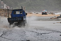　積水加上積沙，塘后道在災後行車困難。（圖／文：陳鵬雄）