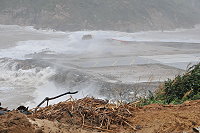 　北竿機場左右定位台21端機房會被颱風浪花侵襲。（圖／文：陳鵬雄）