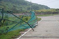 莫拉克颱風侵襲東引地區,強風吹倒了東湧水庫供水站的圍籬及運動公園的樹木防風網。(圖/文:陳其敏)
