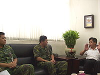 　陸軍馬防部主動協助南竿鄉公所災後復原，先與鄉長朱秀平會晤。（圖／文：邱竟瑋）
