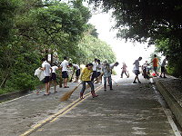 風雨過後,東引軍民同心協力清理泰山府森林步道。(圖:東引鄉公所提供)