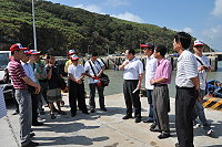 　對岸連江縣黃岐鎮書記吳賢鵬北竿考察，交通局長劉德全就白沙－黃岐線開通提出口頭簡報。（圖／文：陳鵬雄）