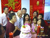 　東引鄉耆老劉依祥先生歡度93歲大壽，滿堂的子孫為阿公祝壽。（圖：東引鄉公所提供）