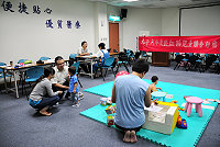 　縣立醫院聯合評估中心執行本年度兒童發展第二梯次聯合評估，由北市聯合醫院支援的專業治療師檢測孩子的發展情形，家長也在場陪同。（圖／文：曹重偉）