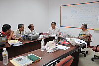 　立法委員曹爾忠在北竿助航台聽取LDA/DME架設工程飛測簡報。（圖／文：陳鵬雄）