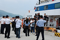 　兩岸紅十字會昨天在馬祖福澳港進行52名大陸偷渡客遣返作業，另4名台籍刑事犯則由「海峽號」協助押解遣返馬祖。（圖／文：劉秋月）