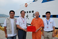 　對岸「海峽號」送來愛心！執行遣返作業，海峽號全體同仁自動自發發起募款，表達對台灣南部災情的關心，由馬祖紅十字會總幹事曹金財代表接受。（圖/文：劉秋月）