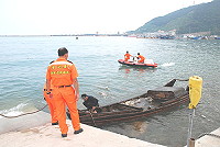 　超大件海漂垃圾！漁民南、北竿航道上發現廢棄小船，漁會通報海巡單位協助拖回，將於明天上班日聯繫相關單位處置。（圖／文：劉秋月）