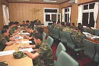 馬防部指揮官鄭中將日前假政戰部會議室,親自主持南竿地區政教暨個案研討會,肯定政戰幹部,長期以來對防區官兵積極付出熱忱與心力,發揮政戰制度的功能與價值。(圖/文:黃俊智)