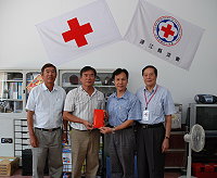 　愛心不落人後，天后宮廟委會昨天由主任委員曾林官及總幹事董金貴代表，前往紅十字會捐款五萬元，為台灣受災同胞貢獻一份心力。（圖／文：劉秋月）