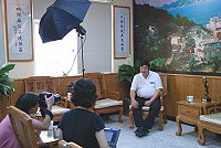 天下雜誌為九月號的「幸福城市大調查」專刊,昨天特別派遣一組文字及攝影記者抵馬,專訪連江縣長陳雪生,瞭解馬祖如何在其主政的八年任內,逐步完成基礎建設,創造馬祖商機,打造這座幸福島嶼。(圖/文:劉秋月)
