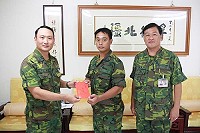 　家逢劇變的受災官兵，在主任陳將軍的陪同下，由指揮官鄭中將親自約見慰問，並表示會全力協助：受災官兵對於指揮官與主任的殷切關懷，感動不已。（圖／文：黃俊智）
