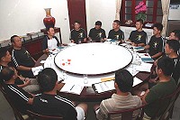 　為充分傳達治軍理念，統一觀念要求，馬防部指揮官鄭中將日前於陽明館，召開九十八年下半年度重要主官實務工作講習時表示，希望每位同仁都能把每項職務當成事業的起點，全力以赴，並牢牢地將自己與單位命運結合在一起，為防區作出一番貢獻。（圖／文：黃俊智）