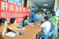 　台大醫院肝病權威許金川教授服務團隊到北竿為鄉親進行肝病預防檢驗。（圖／文：陳鵬雄）