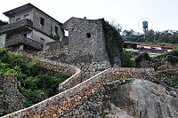 愛用大哥大,不愛基地台,少數民眾對於電磁波仍有疑慮,對於目前已建置或正建置之行動電話基地台「共構站」也是相當排斥。(圖/文:曹重偉)