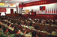 馬防部指揮官鄭中將日前在八月份國父紀念月會中提到,軍人勤訓精練的最大價值與意義,在於為國家與人民的生存發展和安全福祉而戰,並勖勉防區官兵能繼續以「平安、快樂、榮譽」目標為矢志,攜手前進、追求績效,讓馬防部共創另一個新的卓越里程碑。(圖/文:張永達)