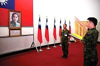 日前在馬防部指揮官鄭中將見證下,砲兵群新任指揮官邵上校進行宣誓就職。 (圖/文:黃俊智)